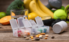 货架上并排摆着两个同类保